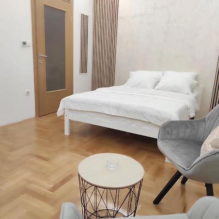 Studio Apartman Lukavica SJJ Exterior photo