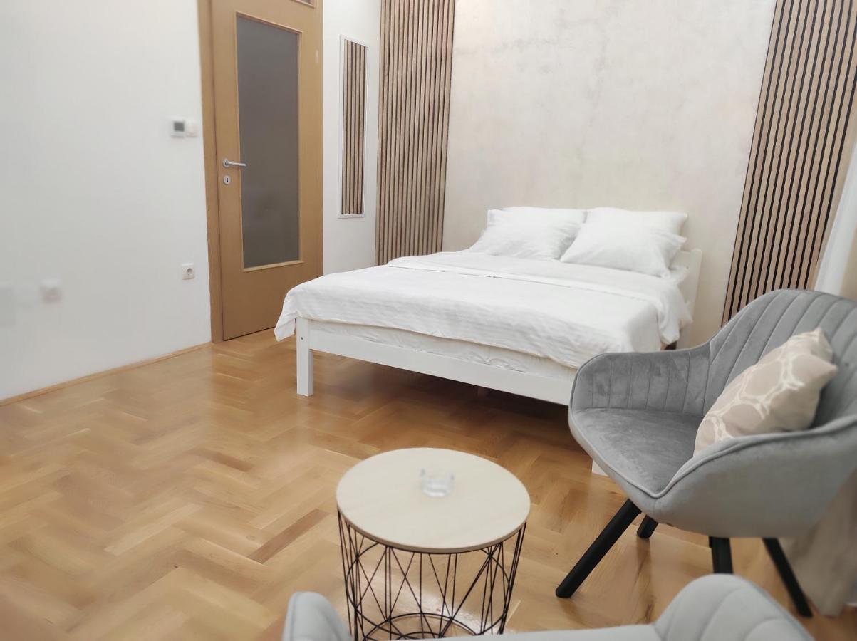 Studio Apartman Lukavica SJJ Exterior photo